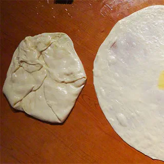 Фетир с кремом Махалябия (Feteer Meshaltet with Magalyabia Cream)