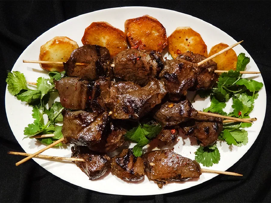 Антикучос де корасон – жареное сердце (Grilled Beef Heart – Peruvian Anticuchos de Corazon)