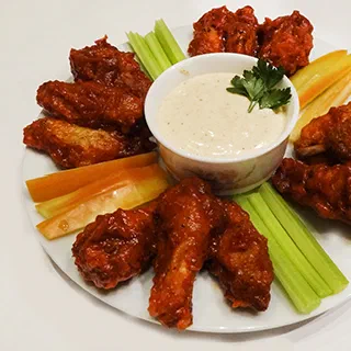 Баффало вингс – крылышки с соусом из голубого сыра (Fried Buffalo Wings With Blue Cheese Dip)