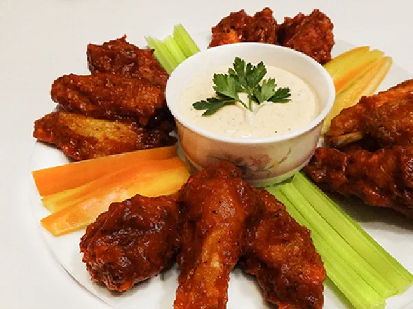 Баффало вингс – крылышки с соусом из голубого сыра (Fried Buffalo Wings With Blue Cheese Dip)