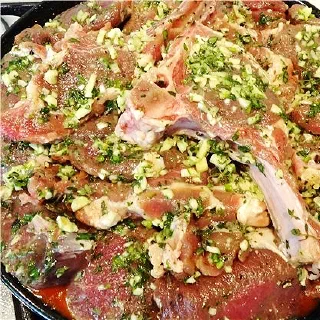 Бараньи котлетки запеченные с овощами