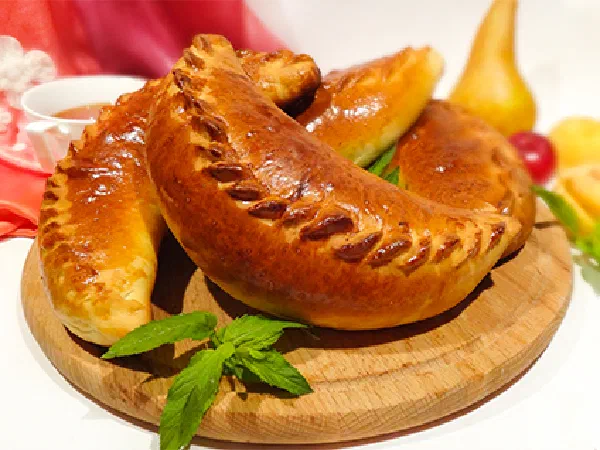 Бэккэны – татарские пирожки с кортом и изюмом (Tatar Pies with Cheese and Raisins)