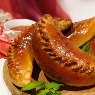 Бэккэны – татарские пирожки с кортом и изюмом (Tatar Pies with Cheese and Raisins)