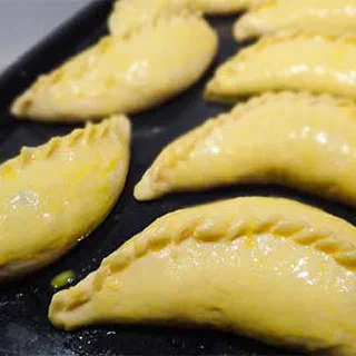Бэккэны – татарские пирожки с кортом и изюмом (Tatar Pies with Cheese and Raisins)