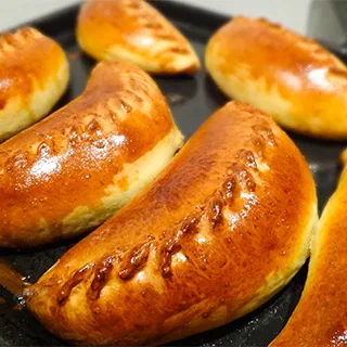 Бэккэны – татарские пирожки с кортом и изюмом (Tatar Pies with Cheese and Raisins)