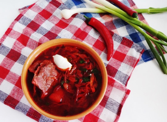 Борщ подаем с чесноком, перцем и сметаной