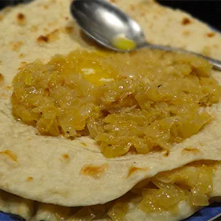 Чепалгаш с луком и курицей (Chechen Pancakes with Onions and Chicken – ЧIепалгаш)