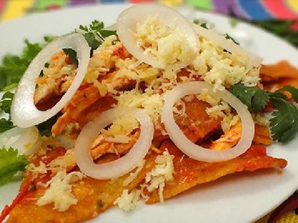 Чилакилес с курицей (Red Chilaquiles with Chicken)