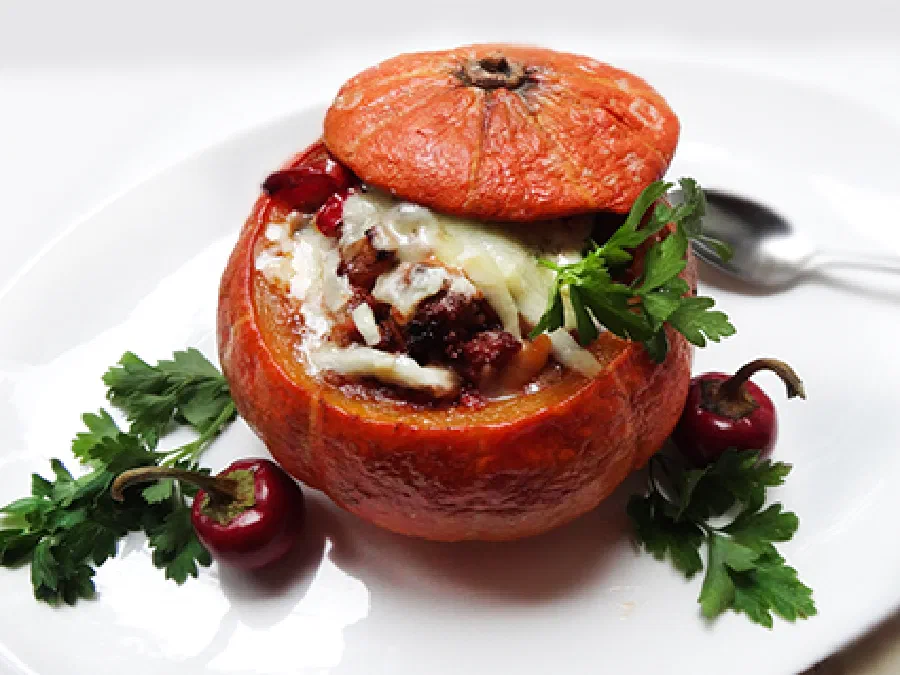 Чили в мини-тыквах с чеддером (Chile Mini Pumpkin with Cheddar Cheese)