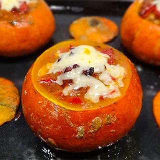 Чили в мини-тыквах с чеддером (Chile Mini Pumpkin with Cheddar Cheese)