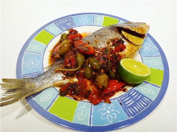Дорада на гриле с лаймом, оливками и каперсами