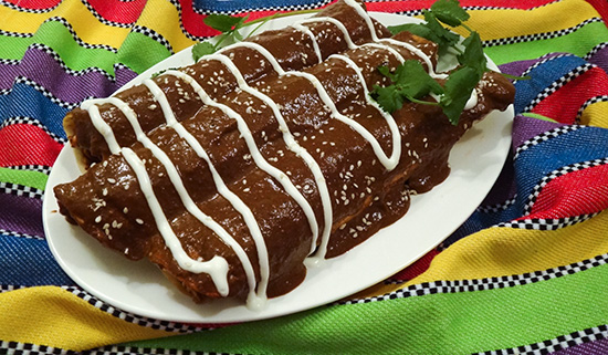 Энчиладас с курицей в соусе моле (Chicken mole enchiladas)