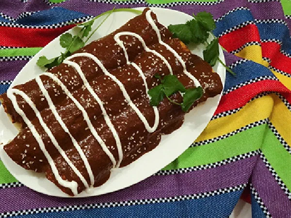 Энмоладас с курицей (Enmoladas de pollo - Chicken mole enchiladas)