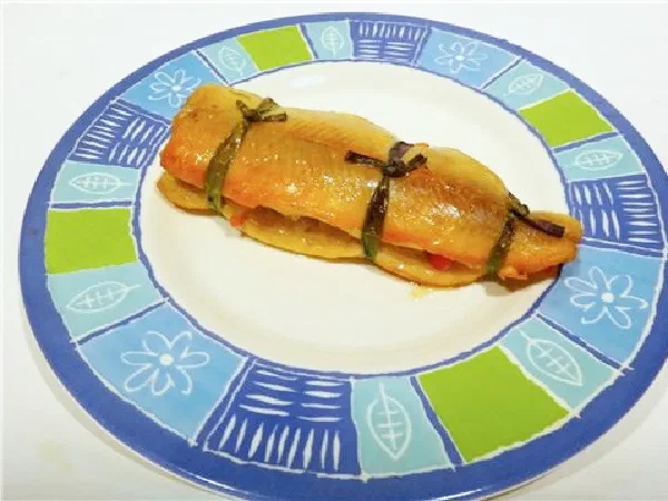 Форель с овощами и креветками