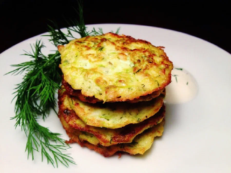 Фриттеры: цуккини и фета (Zucchini Fritters with Feta)