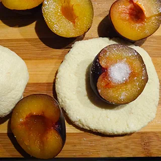 Гомбовцы закарпатские (Ukrainian Hоmbovci with Cottage Cheese and Plum)