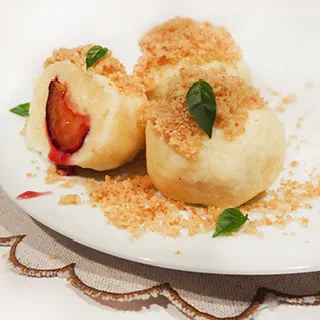 Гомбовцы закарпатские (Ukrainian Hоmbovci with Cottage Cheese and Plum)