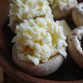 Грибы с сулугуни на кеци (Mushrooms, Sulguni Cheese in Clay Pots )