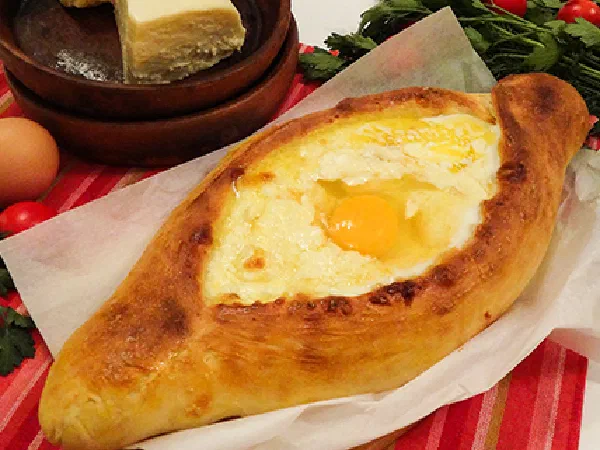 Хачапури по-аджарски (Adjaruli Khachapuri)