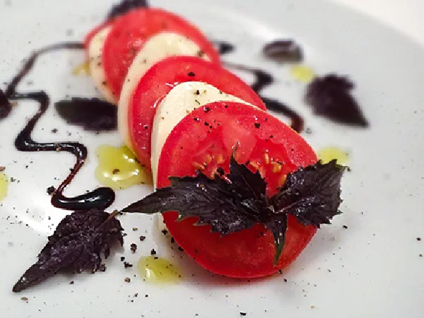 Капрезе (Caprese Salad With Purple Basil)