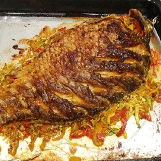 Карп запеченный с овощами