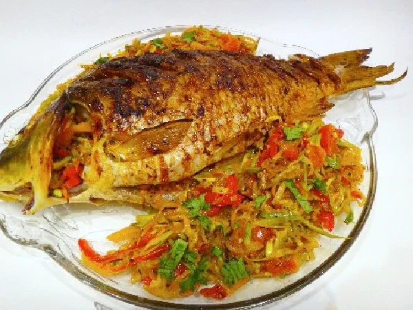 Карп запеченный с овощами