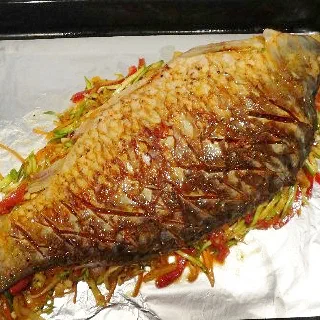 Карп запеченный с овощами