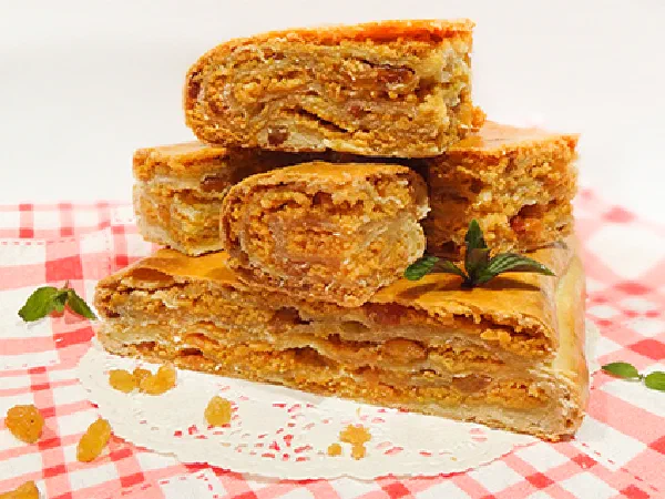 Катлама – татарский пирог с кортом (Tatar Cake with Red Dry Cottage Cheese)