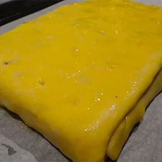 Катлама – татарский пирог с кортом (Tatar Cake with Red Dry Cottage Cheese)