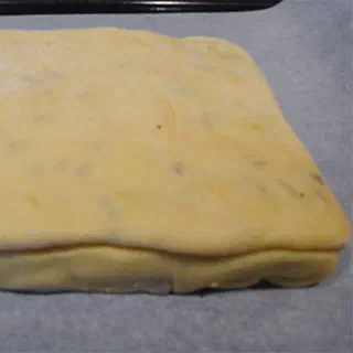 Катлама – татарский пирог с кортом (Tatar Cake with Red Dry Cottage Cheese)