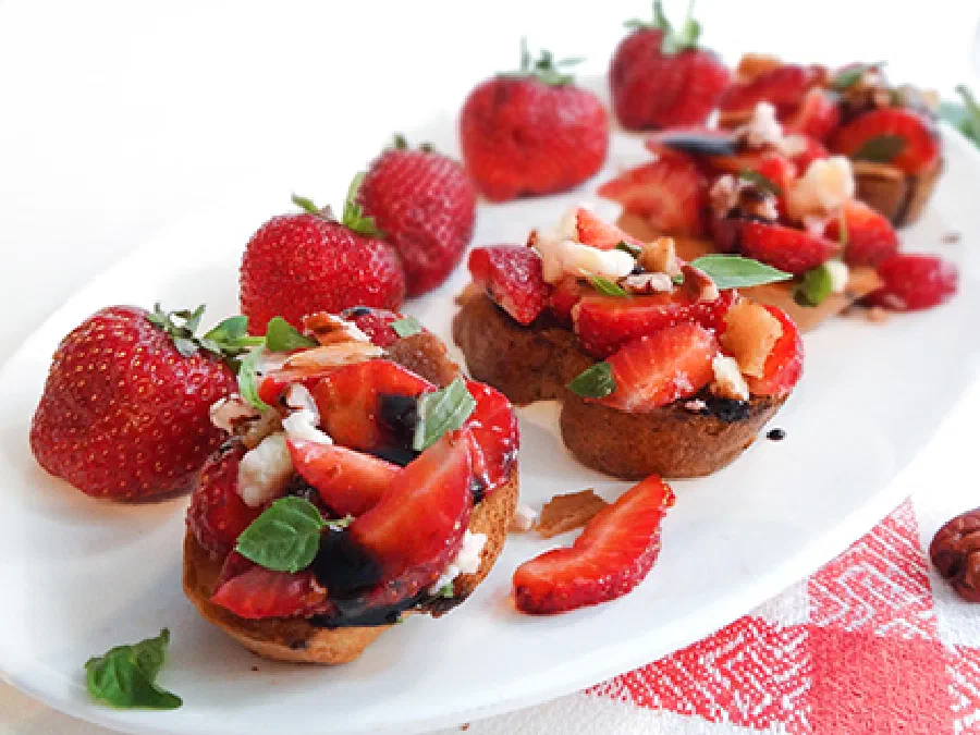 Клубничная брускетта с беконом (Strawberry Bruschetta with Bacon)