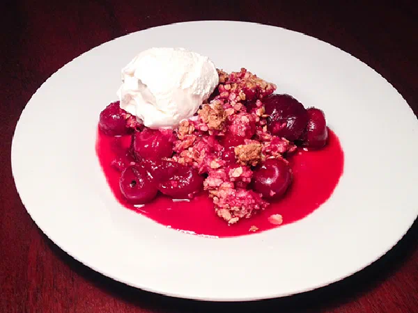 Крамбл со сливами, вишней и алычой (Crumble)