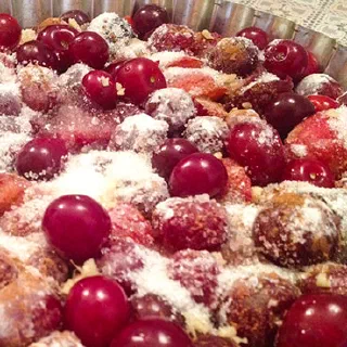 Крамбл со сливами, вишней и алычой (Crumble)