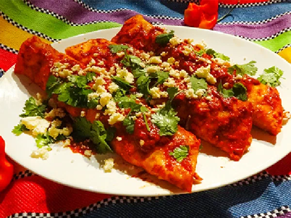 Красные энчиладас с курицей (Red Chicken Enchiladas – Enchiladas Rojas)