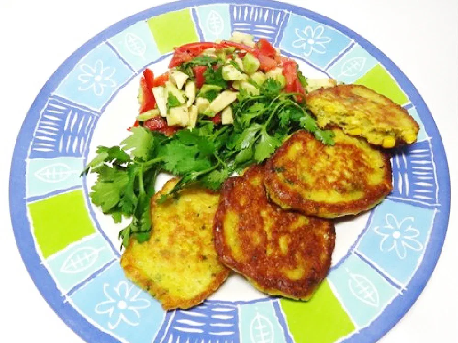Кукурузные оладьи с сальсой из авокадо
