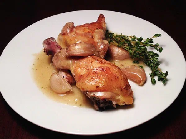 Курица с 40 зубчиками чеснока (Poulet aux 40 Gousses d'Ail)