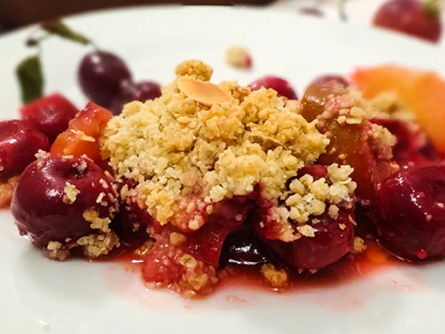 Летний крамбл (Summer Crumble with Almonds and Оatmeal)