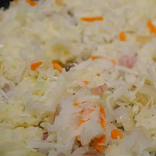 Лежень – картофельный пирог с кислой капустой (Sauerkraut Potato Pie)