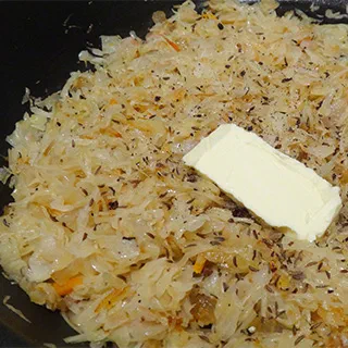 Лежень – картофельный пирог с кислой капустой (Sauerkraut Potato Pie)