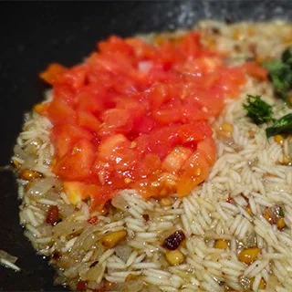 Ливанский цыпленок и пилав с баклажаном и смородиной (Lebanese Chicken with Spiced Aubergine Pilaf)