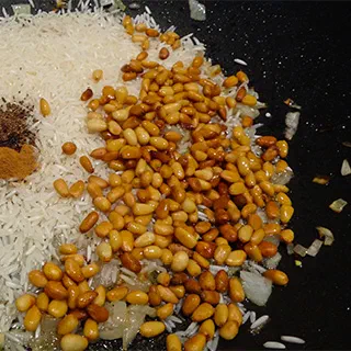 Ливанский цыпленок и пилав с баклажаном и смородиной (Lebanese Chicken with Spiced Aubergine Pilaf)