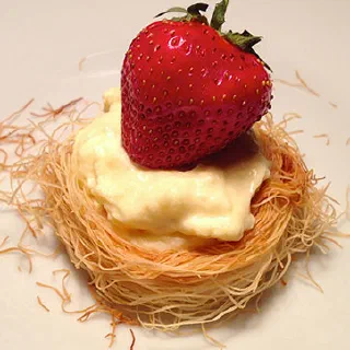 Маскарпоне с клубникой в гнёздышках из кадаиф (Mascarpone, Strawberry and Kadaif)