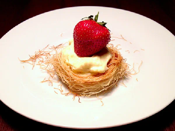 Маскарпоне с клубникой в гнёздышках из кадаиф (Mascarpone, Strawberry and Kadaif)