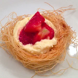 Маскарпоне с клубникой в гнёздышках из кадаиф (Mascarpone, Strawberry and Kadaif)