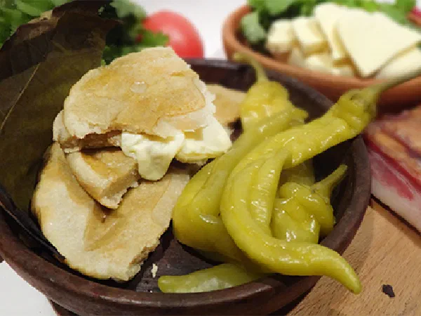 Мчади в ореховых листьях на кеци (Georgian Corn Bread in Walnut Leaves)