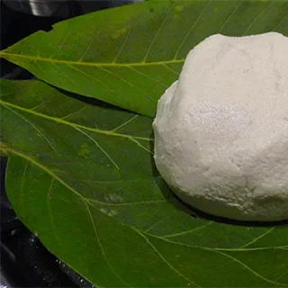Мчади в ореховых листьях на кеци (Georgian Corn Bread in Walnut Leaves)