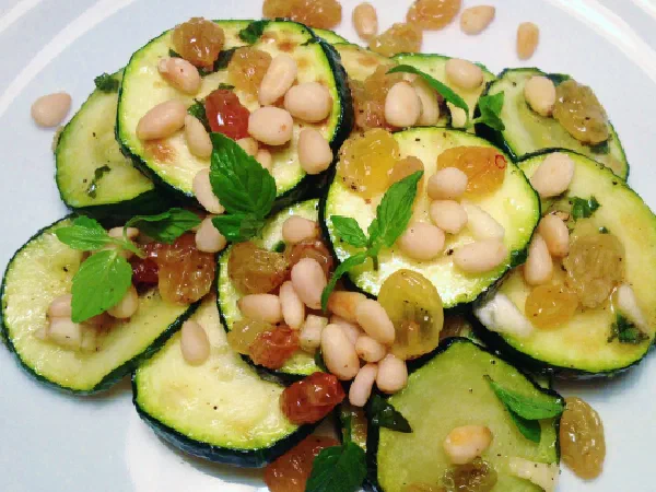 Мятные цуккини с кедровыми орешками
