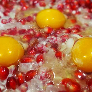 Нар нумры – азербайджанская яичница с гранатом (Azeri Sunny Side Up Eggs with Pomegranate – Nar numru)