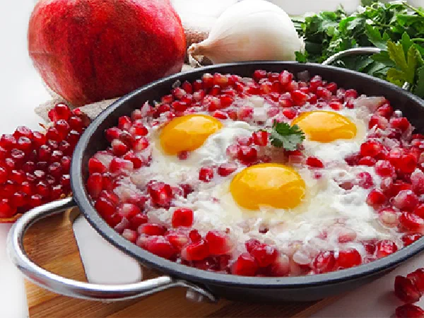 Нар нумры – азербайджанская яичница с гранатом (Azeri Sunny Side Up Eggs with Pomegranate – Nar numru)