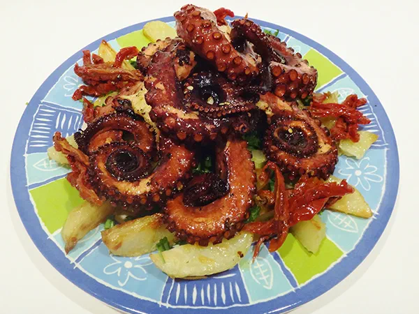 Осьминог с картофелем и вялеными помидорами